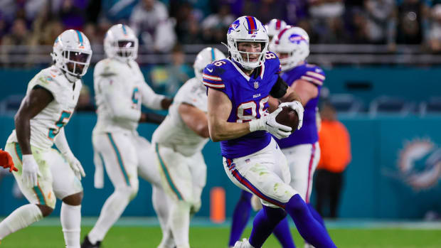 Jan 7, 2024; Miami Gardens, Florida, USA; Buffalo Bills tight end Dalton Kincaid (86) runs with the football against the Miami Dolphins during the third quarter at Hard Rock Stadium. Mandatory Credit: Sam Navarro-USA TODAY Sports